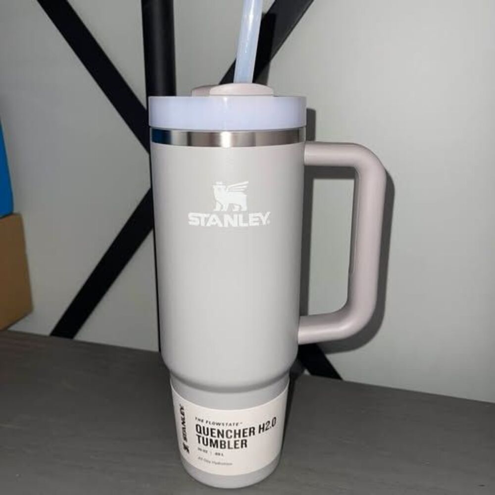 NEW Stanley 30oz Tumbler Quencher H2.0 Gray